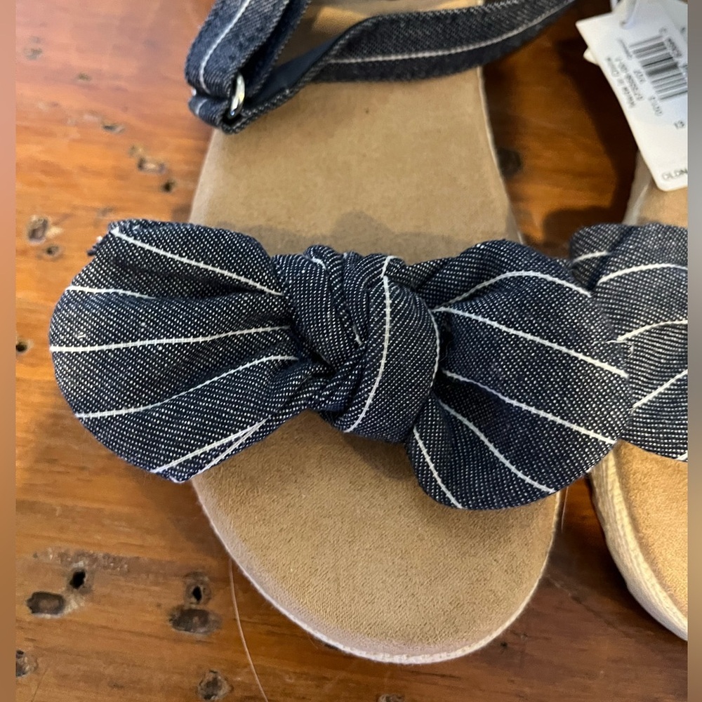 Toddler girls size 13 Old Navy Chambray stripe sandals - Picture 2 of 7